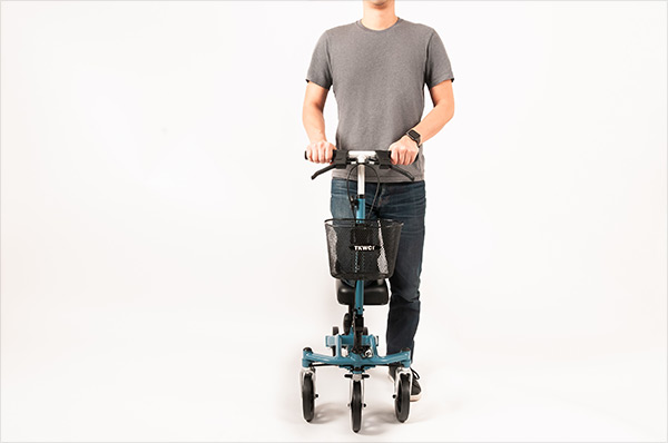 man standing on a knee scooter with proper handlebar height